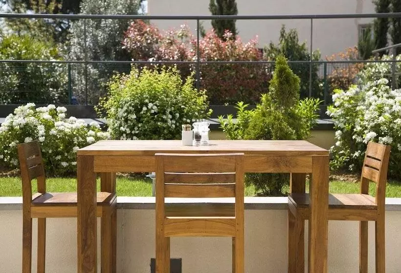 Отель Courtyard By Marriott Paris La Defense West Colombes