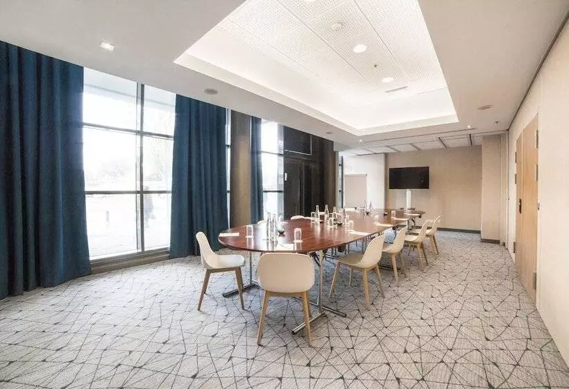 Отель Courtyard By Marriott Paris La Defense West Colombes