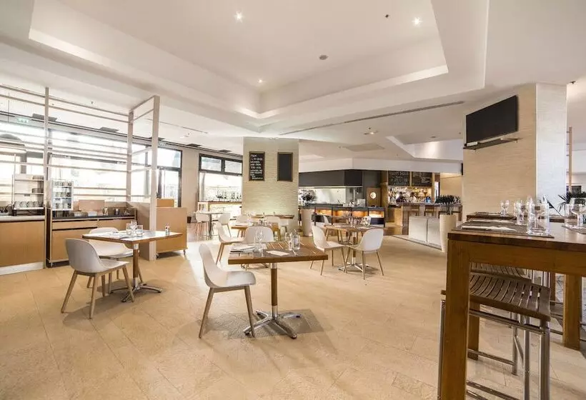 Отель Courtyard By Marriott Paris La Defense West Colombes