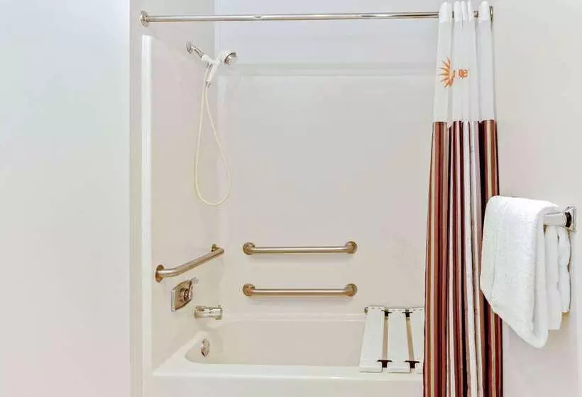 Отель La Quinta By Wyndham Milwaukee Delafield