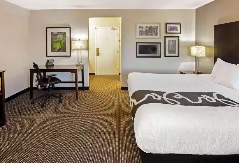 Отель La Quinta By Wyndham Milwaukee Delafield