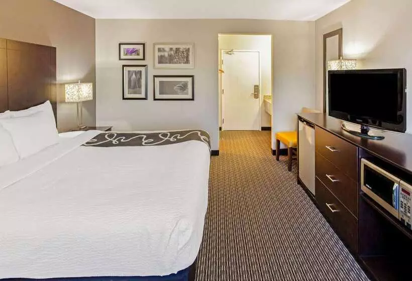 Отель La Quinta By Wyndham Milwaukee Delafield