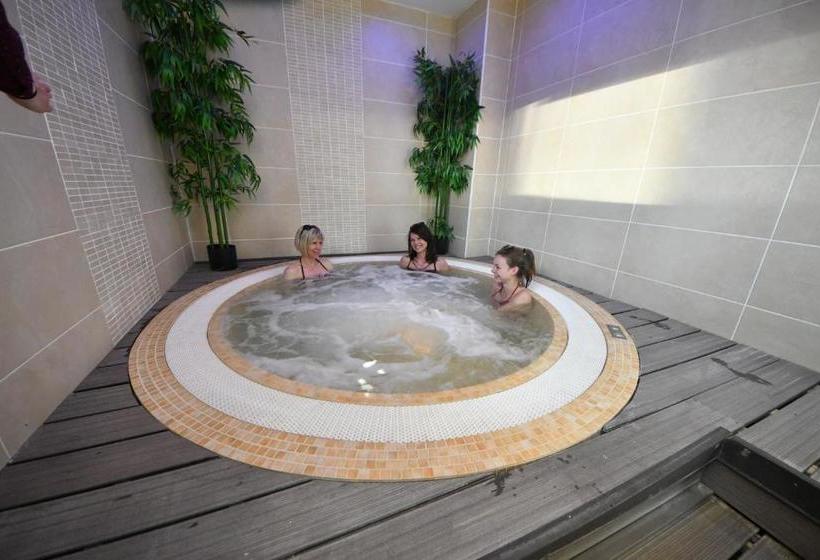 Отель Les Prés Du Roi