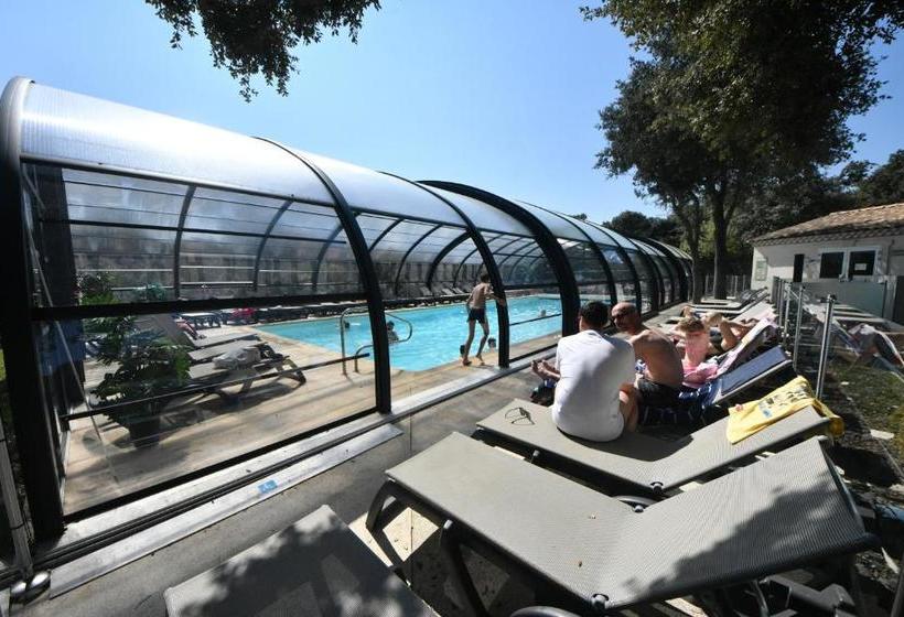 Отель Les Prés Du Roi