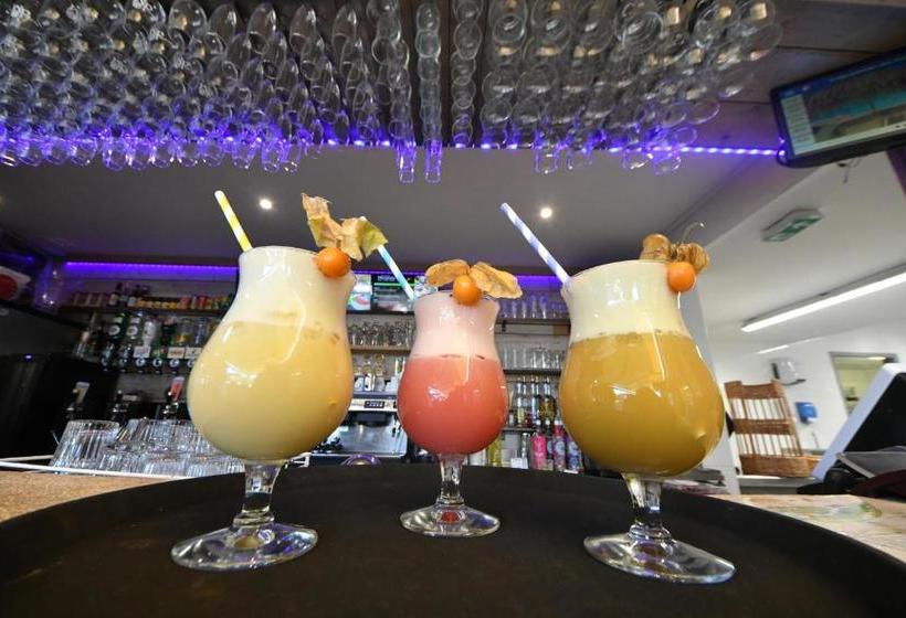 Отель Les Prés Du Roi