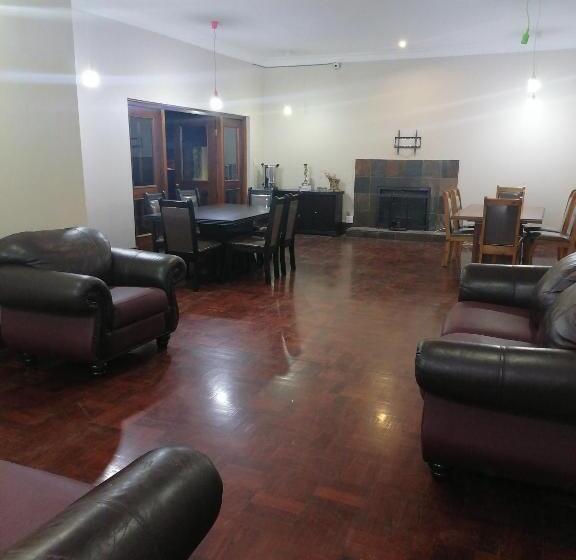 تختخواب و صبحانه 180 On Anderson Guest House