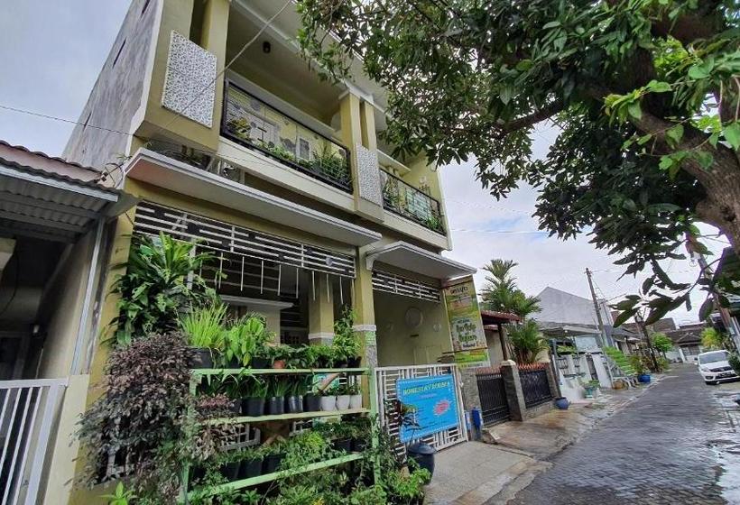 Otel Spot On 90184 Derisfa Homestay Syariah