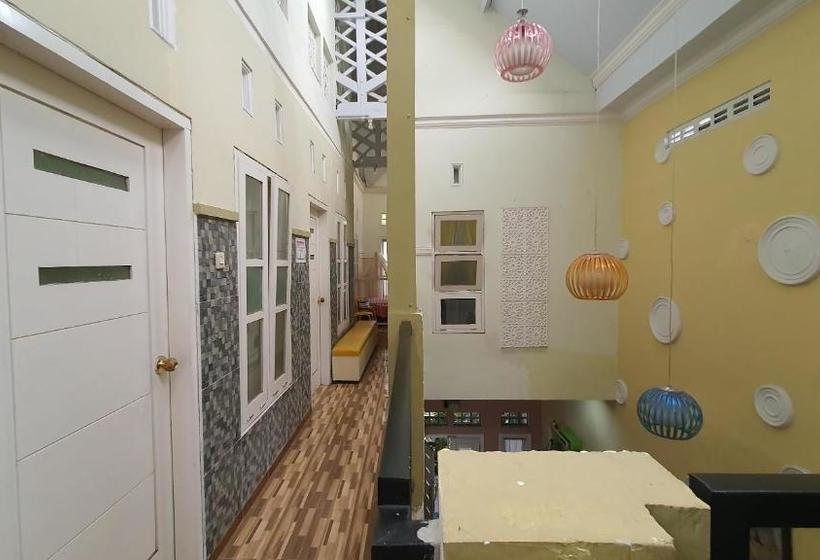 Otel Spot On 90184 Derisfa Homestay Syariah