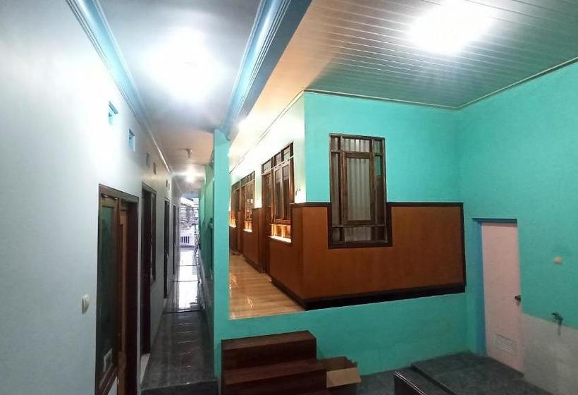 Otel Spot On 90184 Derisfa Homestay Syariah