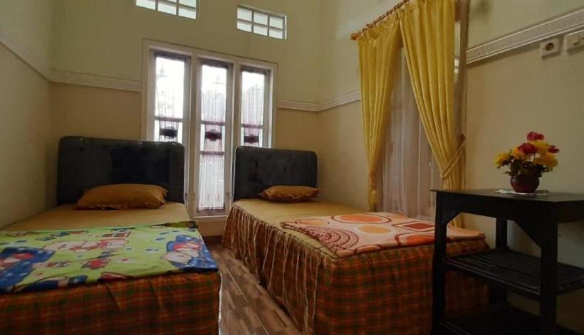 Otel Spot On 90184 Derisfa Homestay Syariah