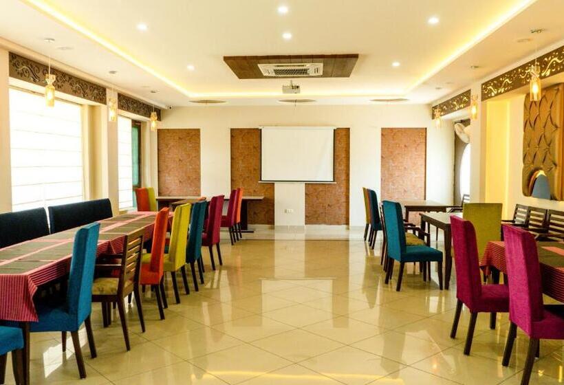 호텔 Justa Palampur Resort & Convention Centre