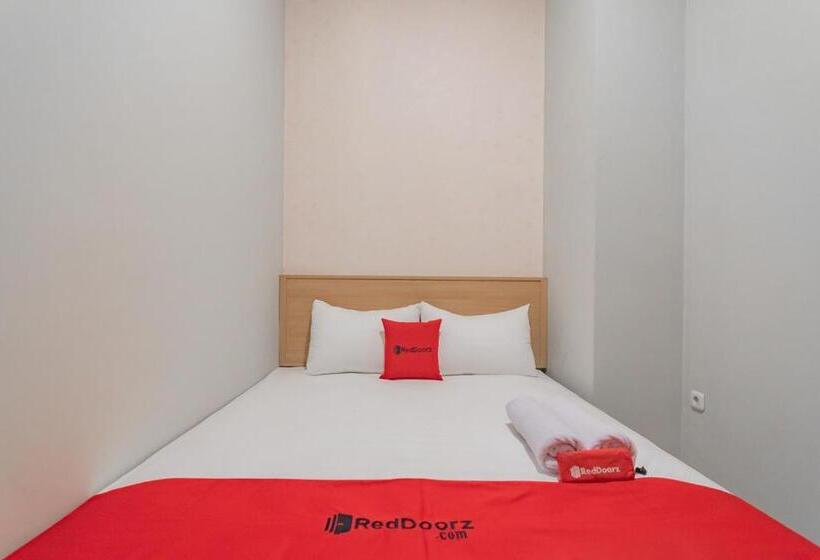 בית מלון כפרי Reddoorz Plus @ Karapitan Street