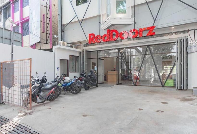 בית מלון כפרי Reddoorz Plus @ Karapitan Street