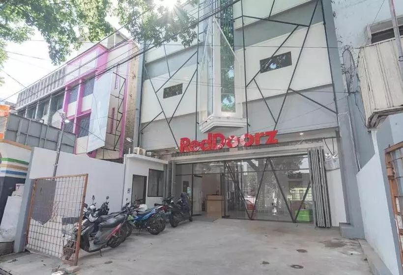 Hotelli Reddoorz Plus @ Karapitan Street