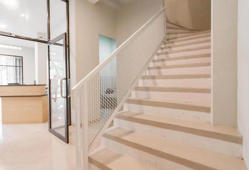 בית מלון כפרי Reddoorz Plus @ Karapitan Street