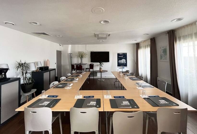 هتل Campanile Villejust Za Courtaboeuf