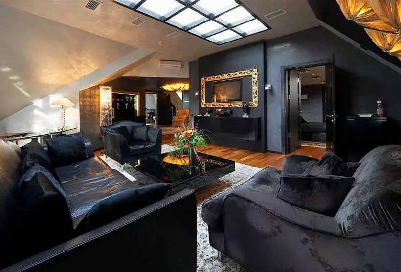 Royal Square Hotel & Suites