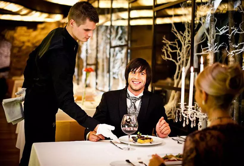 Royal Square Hotel & Suites