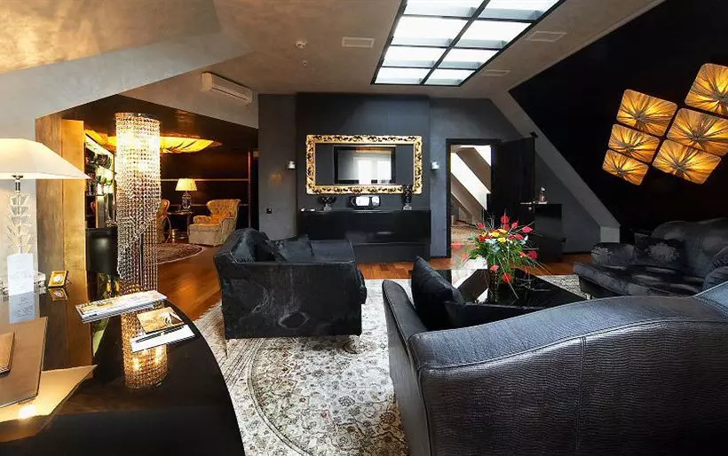 Royal Square Hotel & Suites