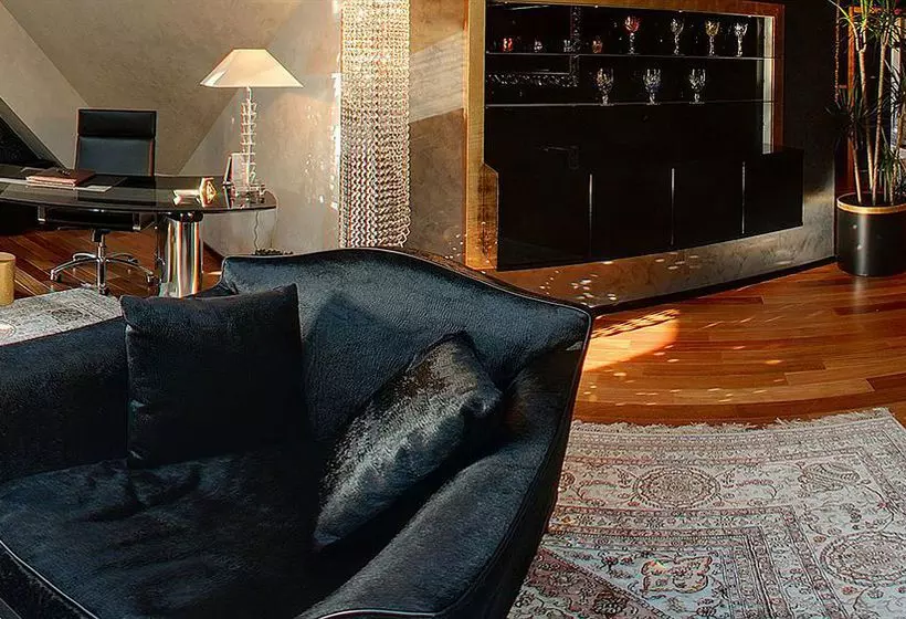 Royal Square Hotel & Suites