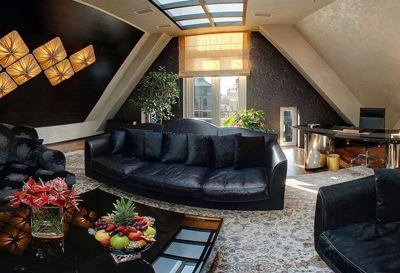 Royal Square Hotel & Suites