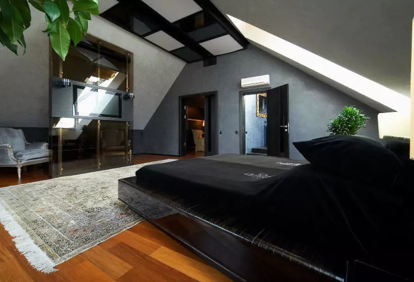 Royal Square Hotel & Suites