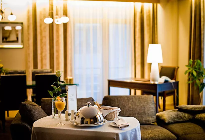 Royal Square Hotel & Suites