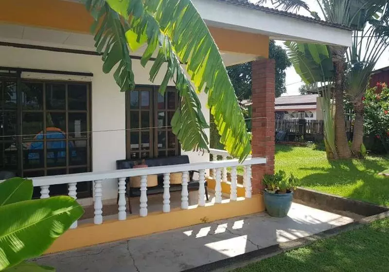 هتل Bobi's Cafe & Lodge Cenang Beach