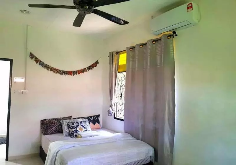 هتل Bobi's Cafe & Lodge Cenang Beach