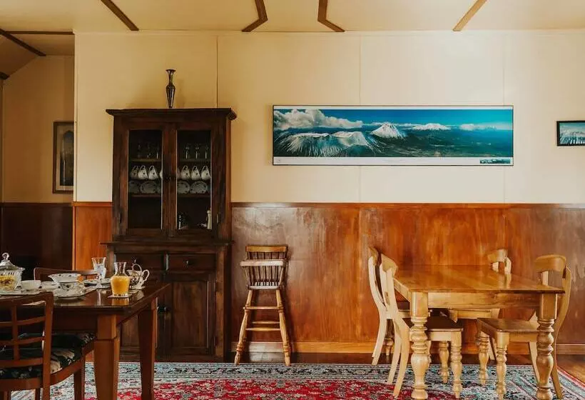 ホテル Tongariro Crossing Lodge