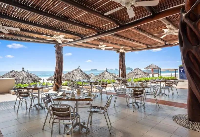 אתר נופש Park Royal Beach Ixtapa All Inclusive