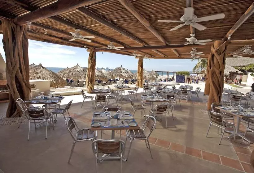 אתר נופש Park Royal Beach Ixtapa All Inclusive