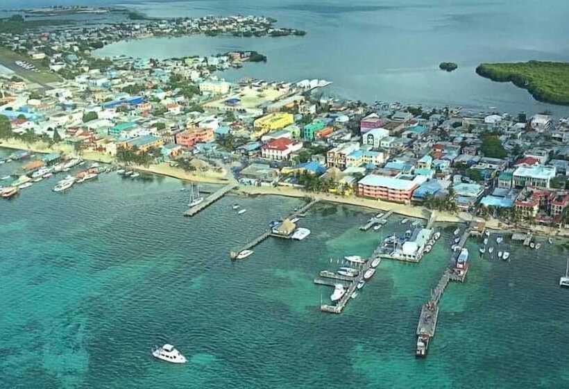 בית מלון כפרי Coastalbay 2 & Golf Cart Rental