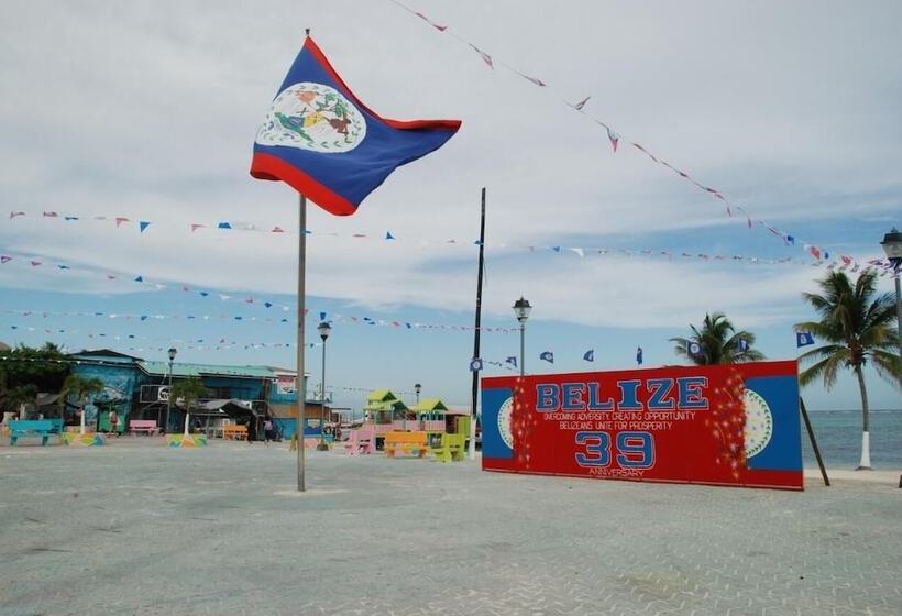 בית מלון כפרי Coastalbay 2 & Golf Cart Rental