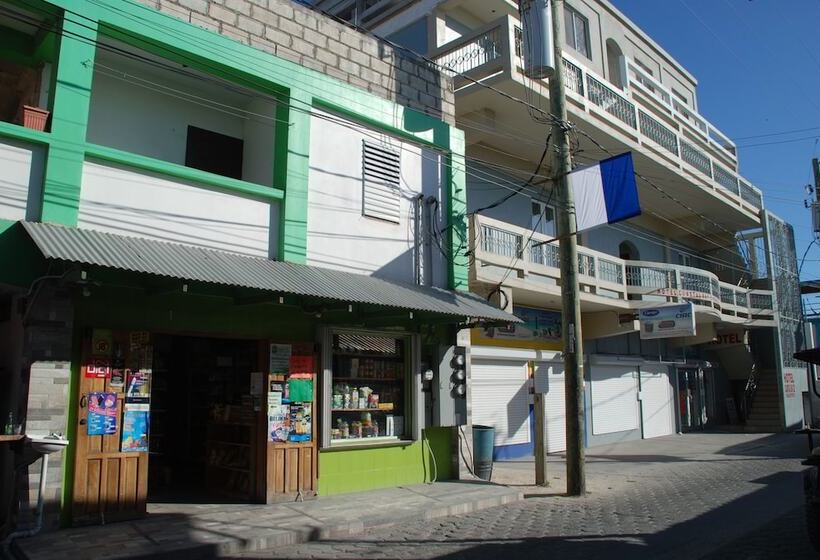 בית מלון כפרי Coastalbay 2 & Golf Cart Rental