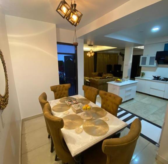 ベッドアンドブレックファースト Parimahal Homestay