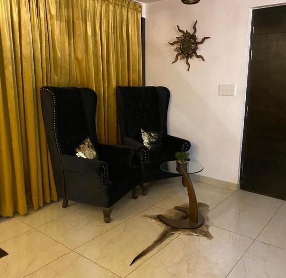 ベッドアンドブレックファースト Parimahal Homestay