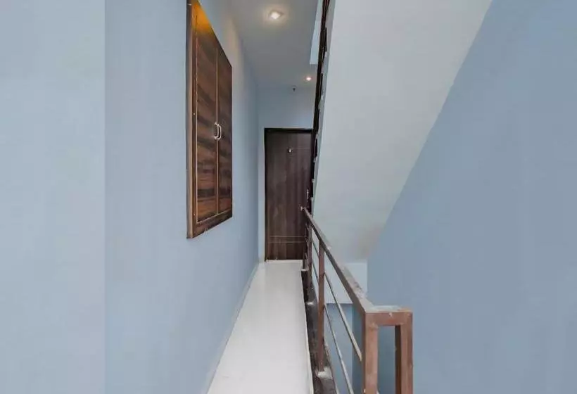 Hotelli Oyo 77497 White House