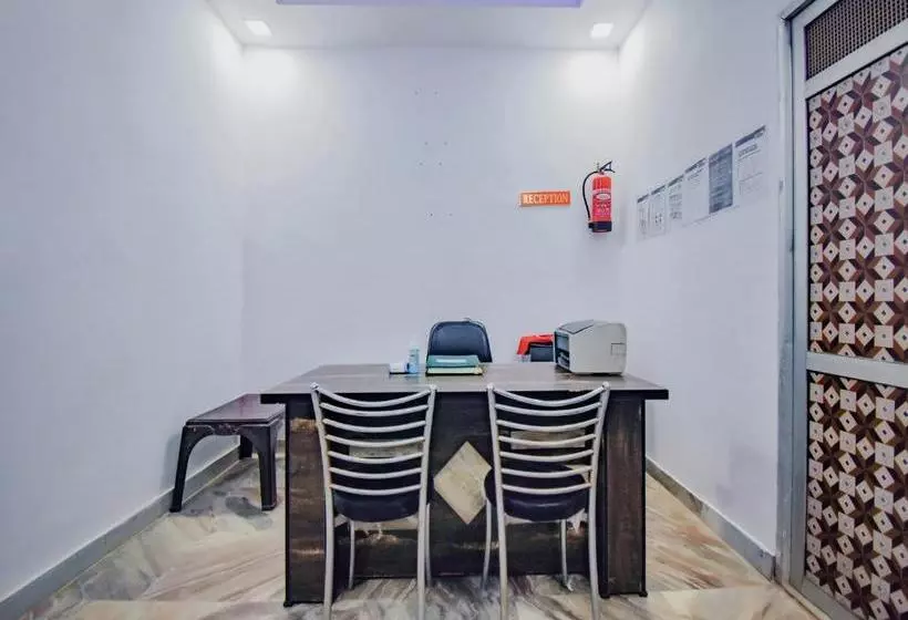 Hotelli Oyo 77497 White House