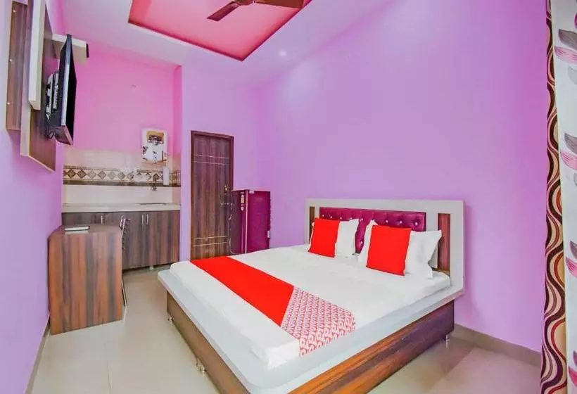 Hotelli Oyo 77497 White House