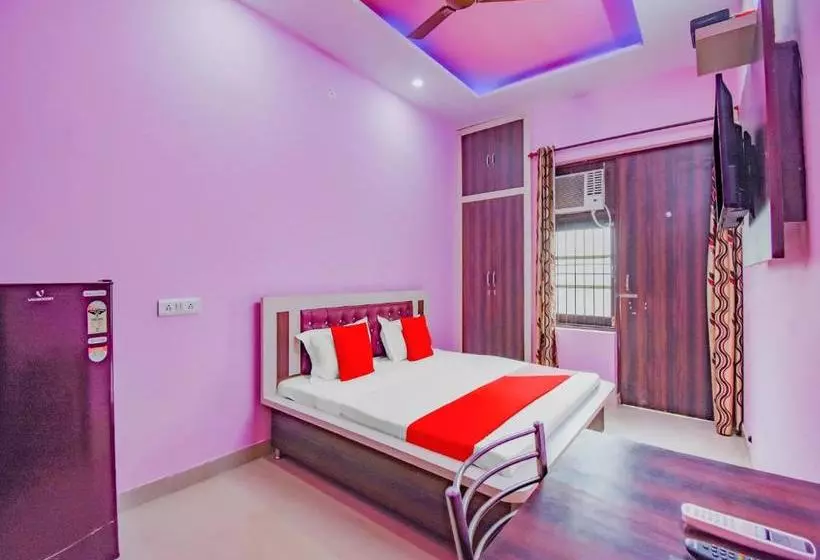 Hotelli Oyo 77497 White House