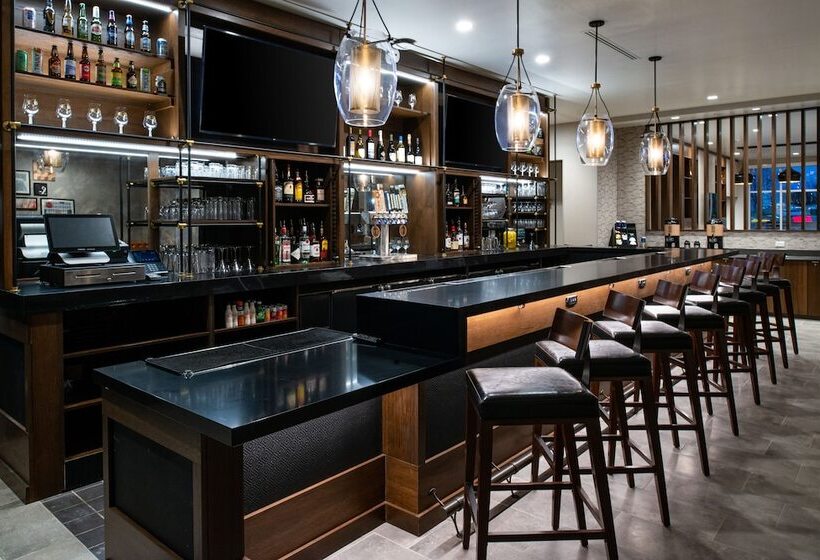 Отель Four Points By Sheraton Kansas City Olathe