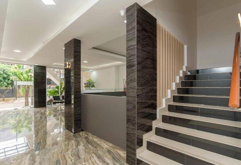 Hotel Reddoorz Plus Near Eka Hospital Bsd 5