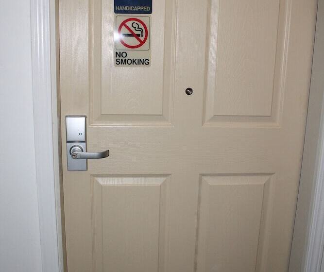 Отель American Host Inn