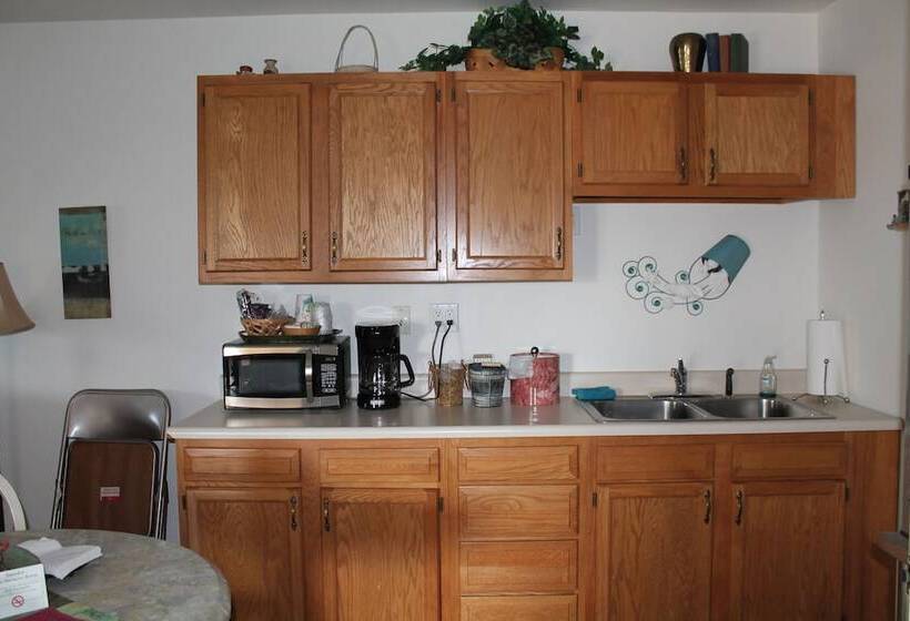 Отель American Host Inn