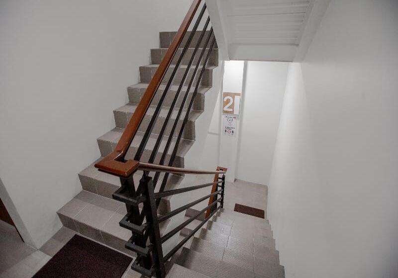 בית מלון כפרי Oyo 605 The Quarters