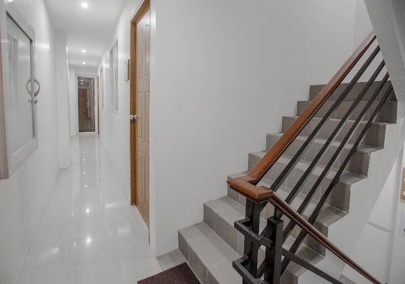 בית מלון כפרי Oyo 605 The Quarters