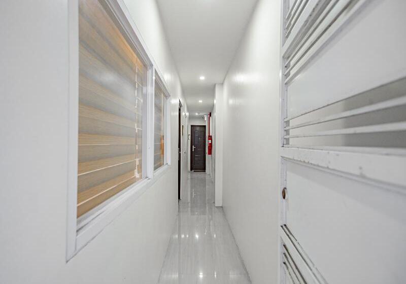 בית מלון כפרי Oyo 605 The Quarters