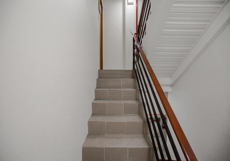 בית מלון כפרי Oyo 605 The Quarters