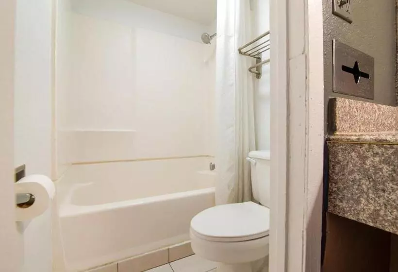 هتل Day S Inn & Suites By Wyndham Indianapolis Airport East
